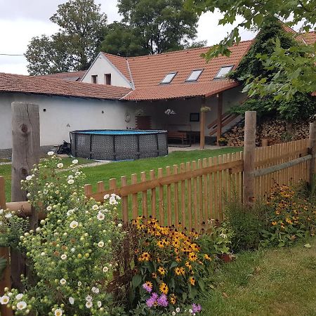 Apartman Na Farme U Koni Milesov Exterior photo