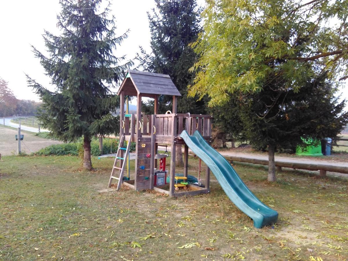 Apartman Na Farme U Koni Milesov Exterior photo