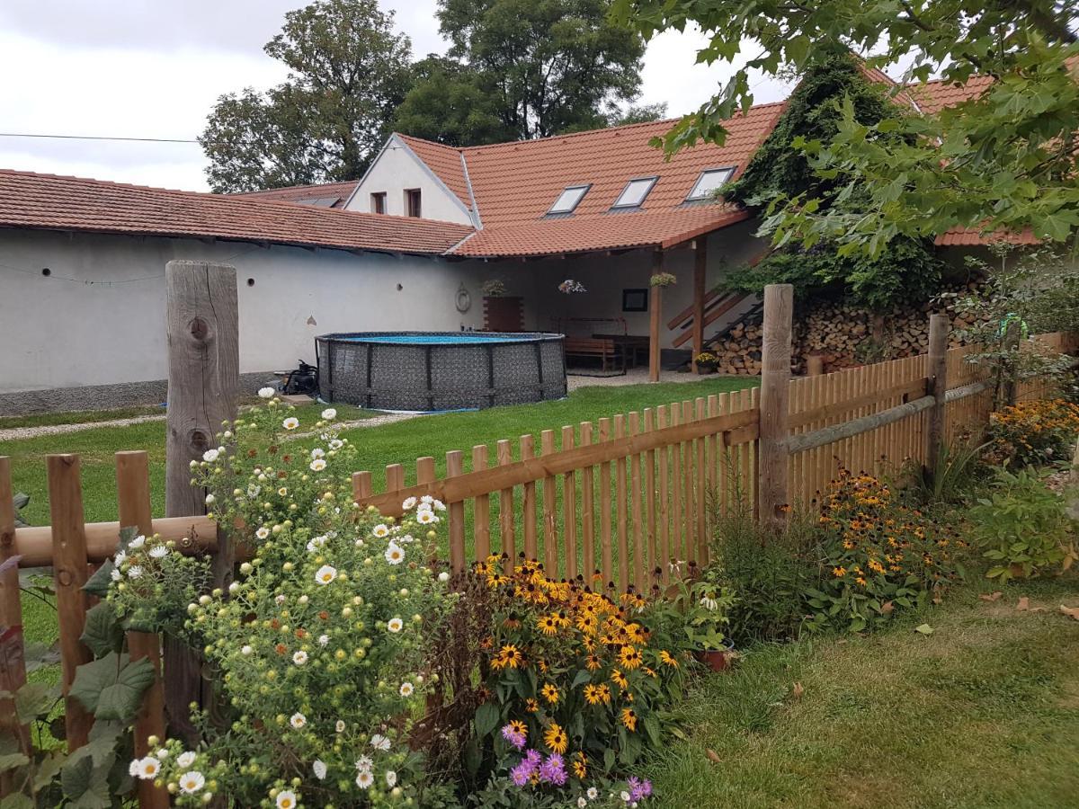 Apartman Na Farme U Koni Milesov Exterior photo